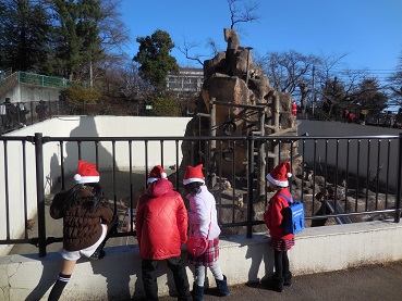 サンタさんになった子供たちの写真