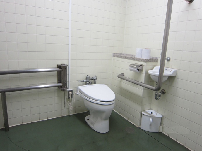 写真：中央公民館多目的トイレ