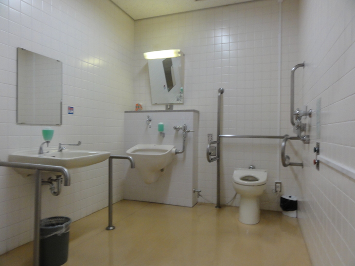 写真：桐生市役所多目的トイレ