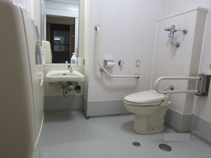 写真：保健福祉会館多目的トイレ