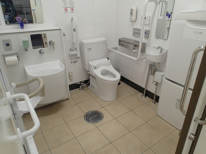写真：桐生駅高架下多目的トイレ