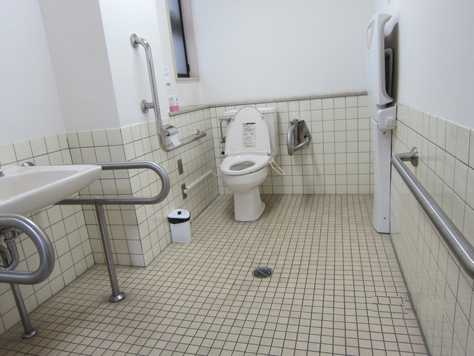 写真：西公民館多目的トイレ