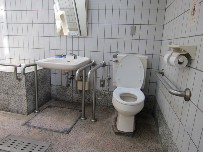写真：新川公園多目的トイレ
