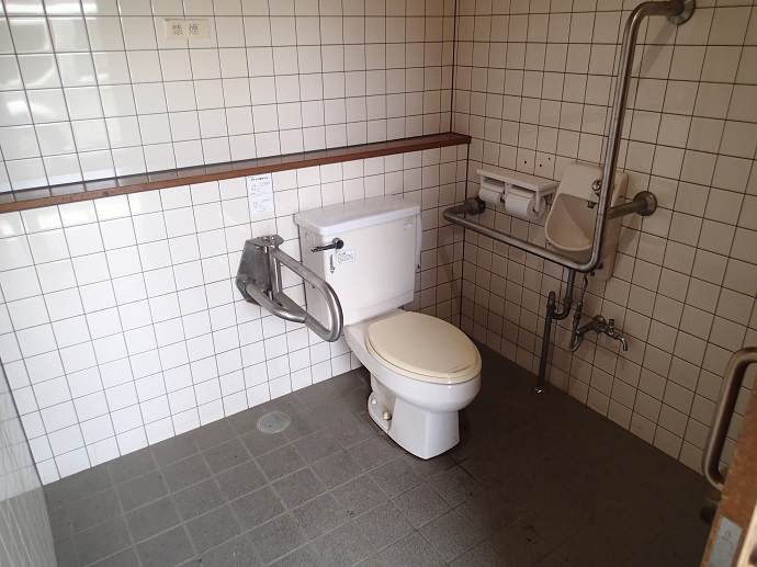 写真：桐生第一高校前（旧西中角）公衆トイレ多目的トイレ