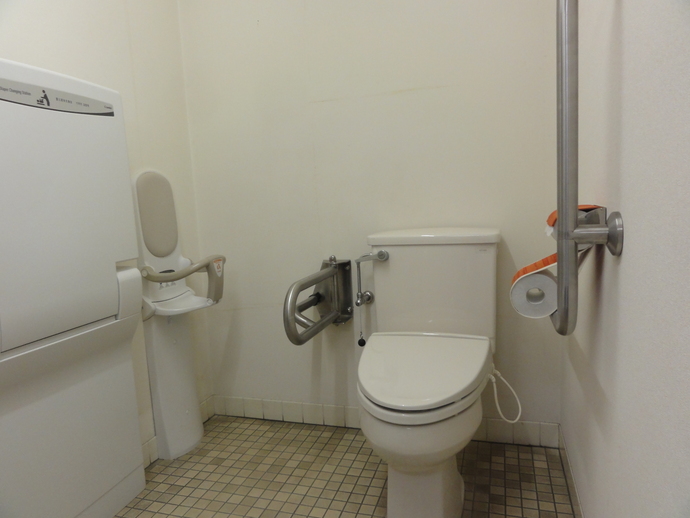 写真：昭和公民館多目的トイレ