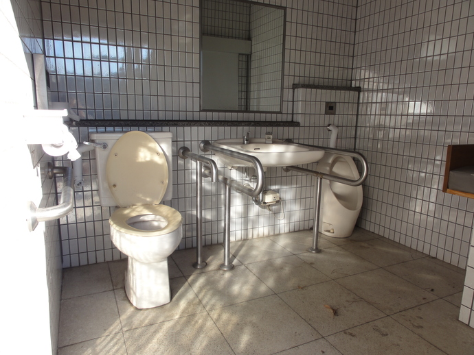 写真：陸上競技場前公衆トイレ多目的トイレ