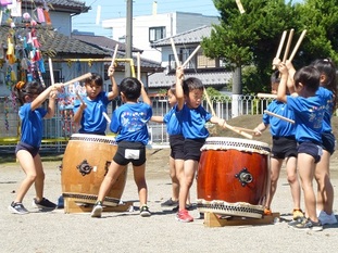 5歳児みんなで太鼓をたたく写真