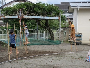 運動会　竹馬行進の写真