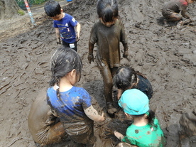 写真：泥遊び