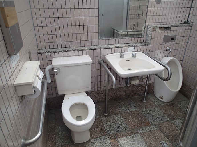 写真：盛運橋前ぷちじゃるだん公衆トイレ多目的トイレ