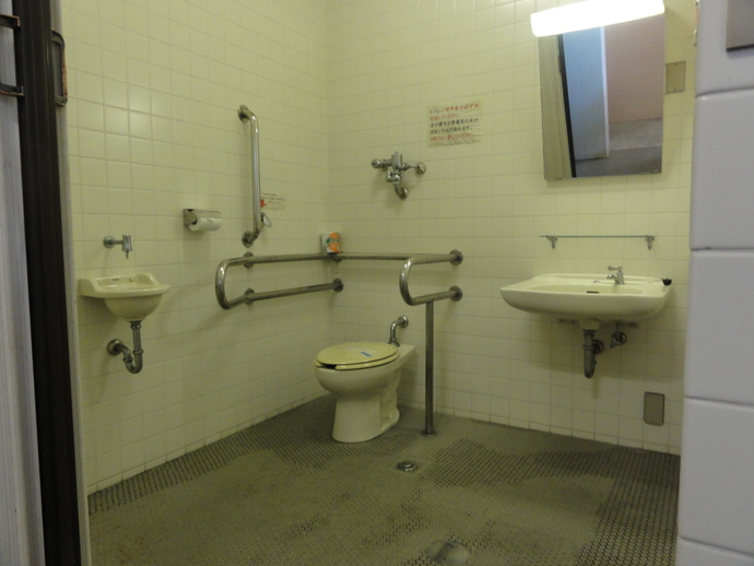 写真：勤労福祉会館多目的トイレ