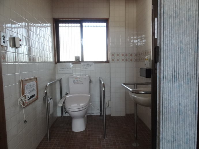 写真：広沢老人憩の家多目的トイレ