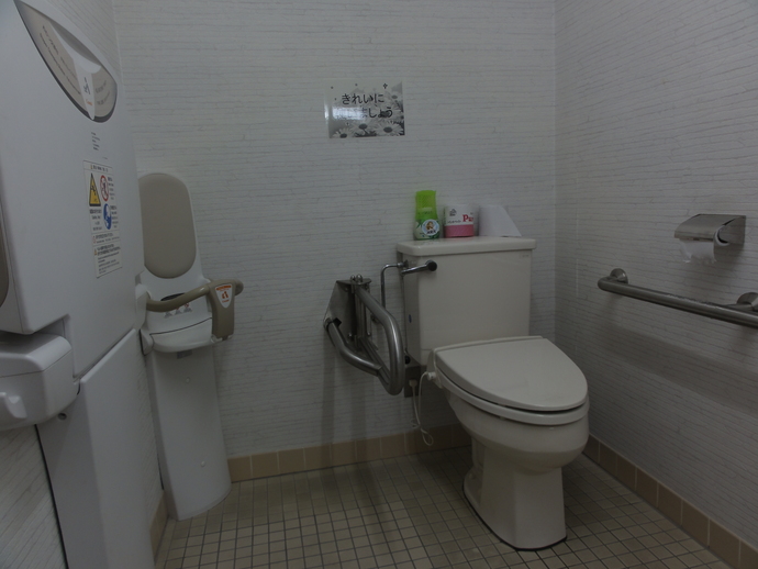 写真：広沢公民館多目的トイレ