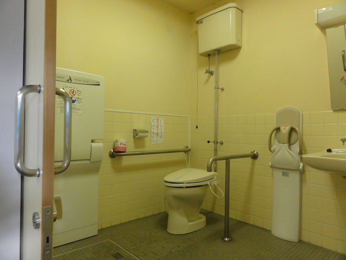 写真：桜木公民館多目的トイレ