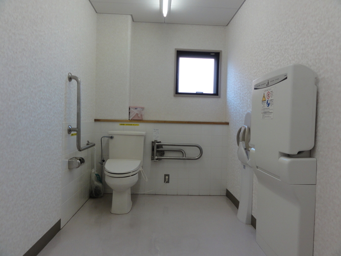 写真：桜木西公民館多目的トイレ