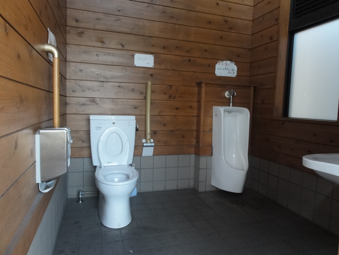 写真：東武相老駅西口公園前公衆トイレ多目的トイレ