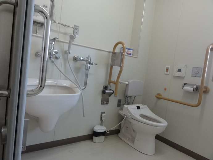 写真：桐生市総合福祉センター多目的トイレ
