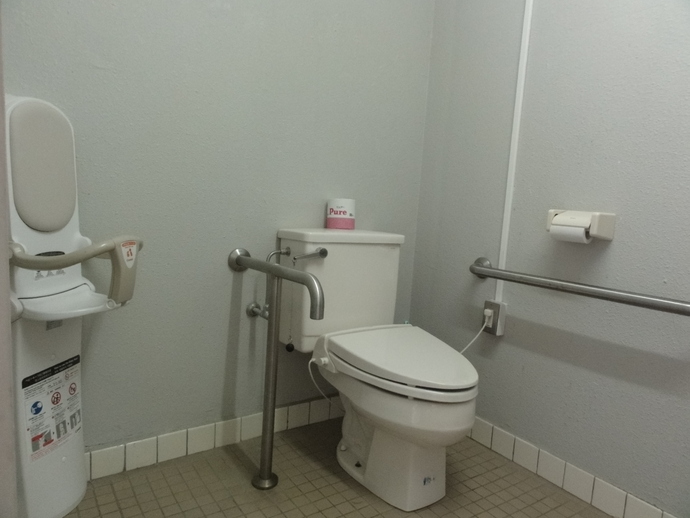 写真：南公民館多目的トイレ