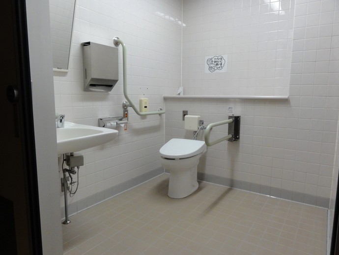 写真：新里福祉センター多目的トイレ