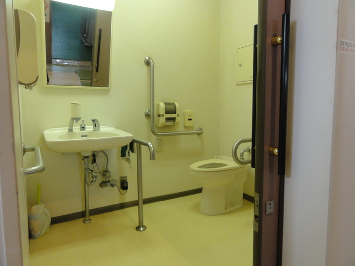 写真：新里温水プール多目的トイレ