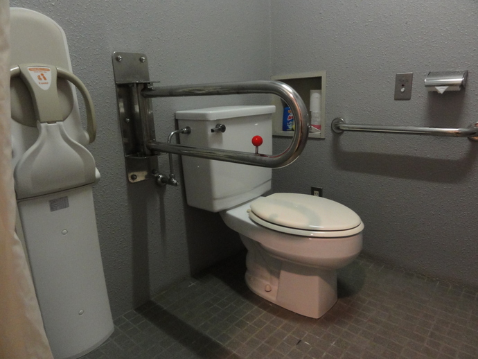 写真：新里町保健文化センター多目的トイレ