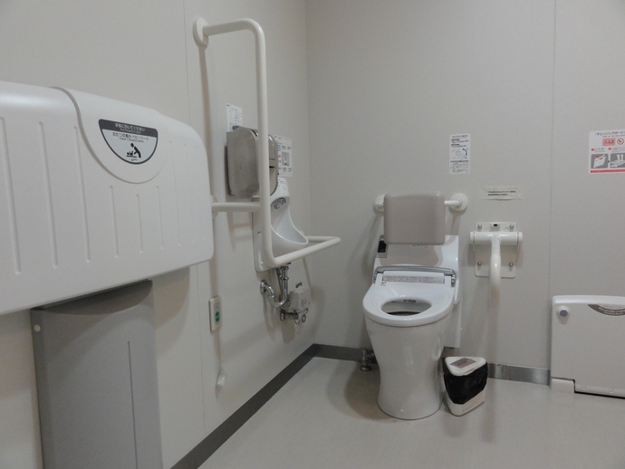 写真：新里総合センター多目的トイレ