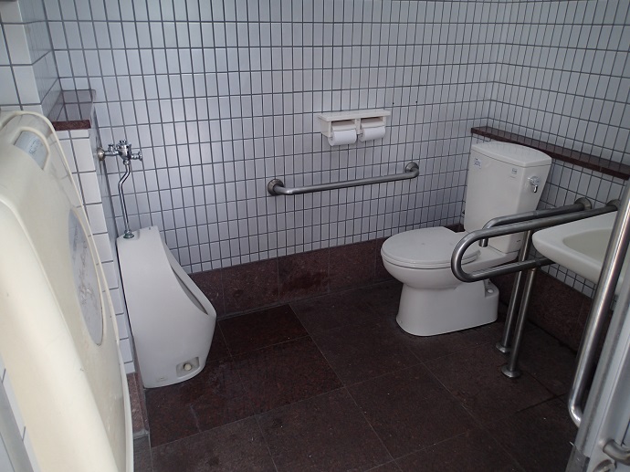 写真：グリーン見来居ナンバー3公衆トイレ多目的トイレ