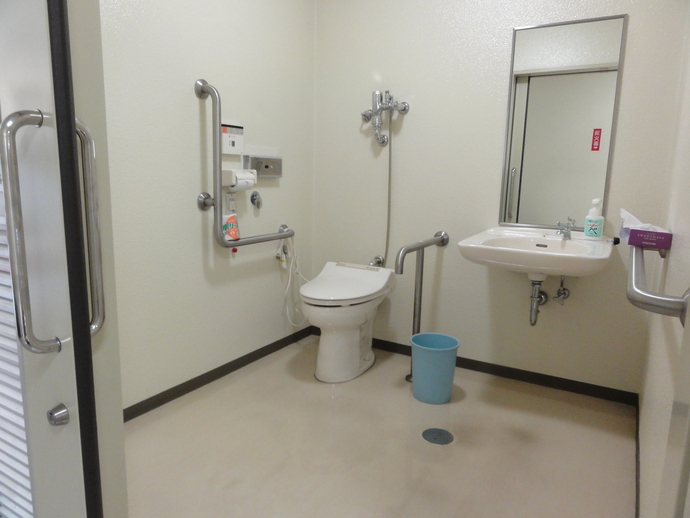 写真：桐生市職業訓練センター多目的トイレ