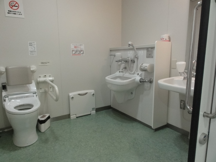 写真：新里図書館多目的トイレ