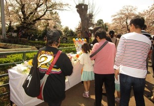 写真：献花の様子