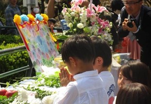 写真：保育園児献花の様子