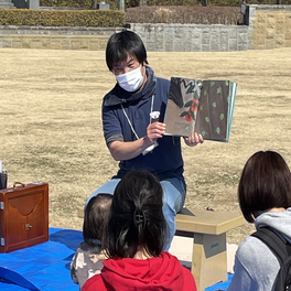 写真：「桐生市立新里図書館おはなし会」の様子