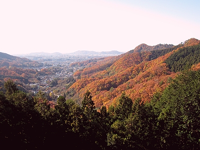 写真：燃えるような色の山肌