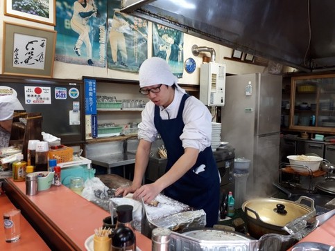 ラーメン「一番」で活動している沼田隊員の写真