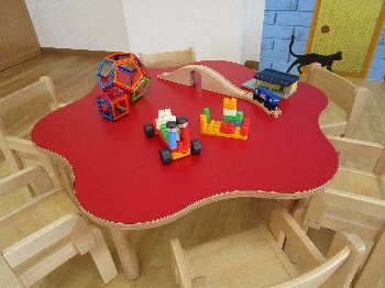 写真：テーブルの上にある様々なブロック