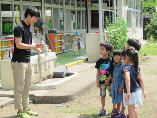 園児たちから1日園長の宮木隊員にプレゼントを渡された写真