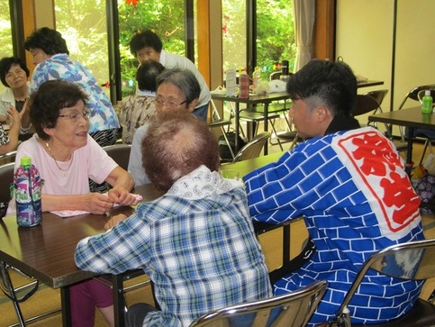 隊員と談笑する参加者達の写真