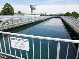 写真：横流式沈でん池