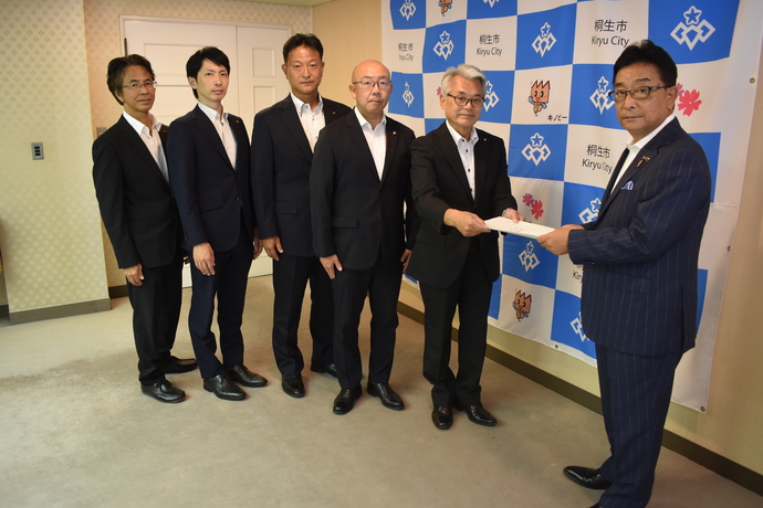 写真：市長に要望書を提出する正副議長及び各常任委員長