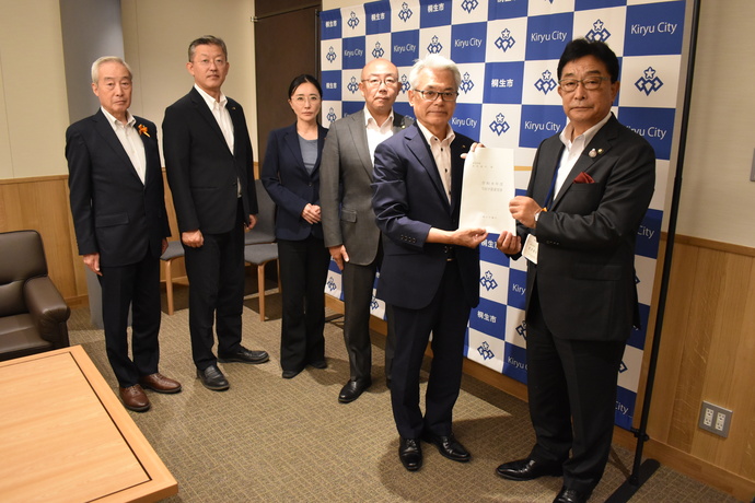 写真:市長に要望書を提出する正副議長及び各常任委員長