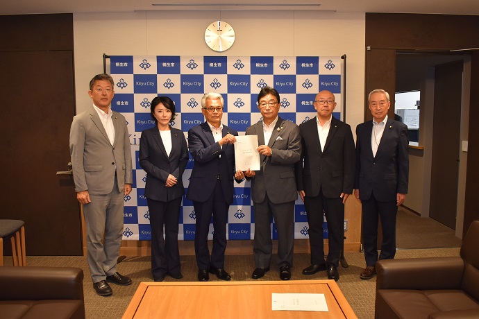 写真:市長に要望書を提出する正副議長及び各常任委員長