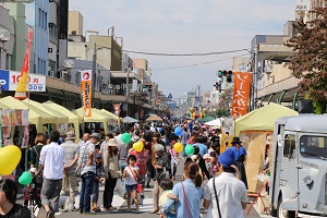 写真:商店街でのイベントの様子
