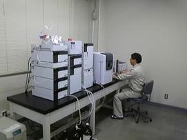 写真:農薬類の分析をしている様子