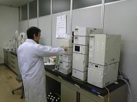 写真:シアン・臭素酸の分析をする様子