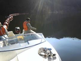 写真：桐生川ダム湖水質調査のため作業員が船に乗っている様子