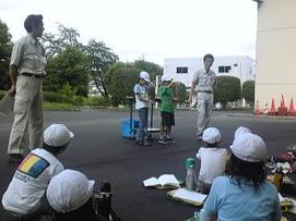 写真：元宿浄水場見学で作業員が子どもに説明している様子