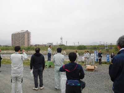 写真：渡良瀬川クリーン運動の様子