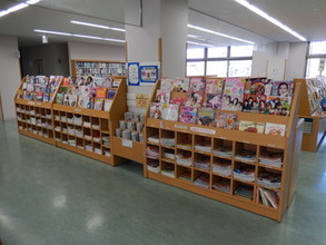 新里図書館雑誌コーナーの写真