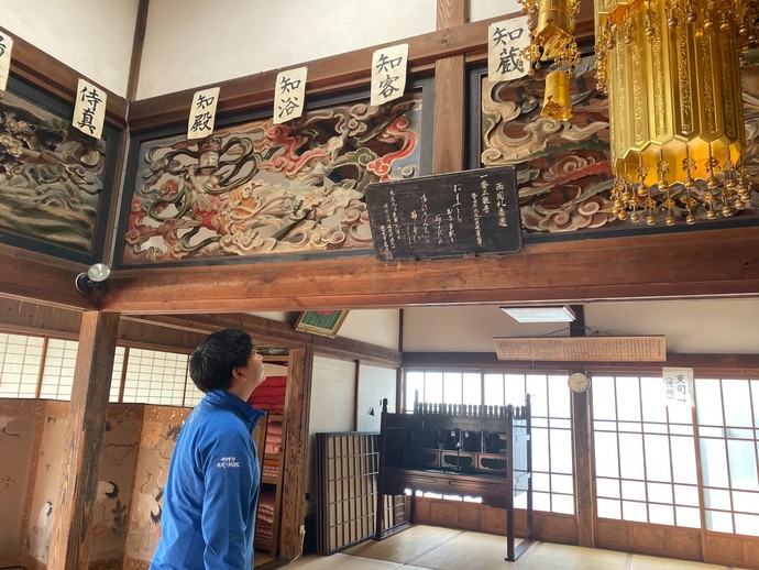 常鑑寺の欄間を眺める岩崎隊員の写真