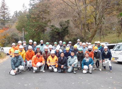 写真：群馬県森林土木建設協会による森林整備ボランティア活動の様子